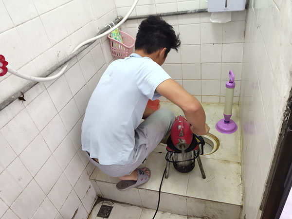 小金管道堵塞冒臭气 专业师傅现场解决问题