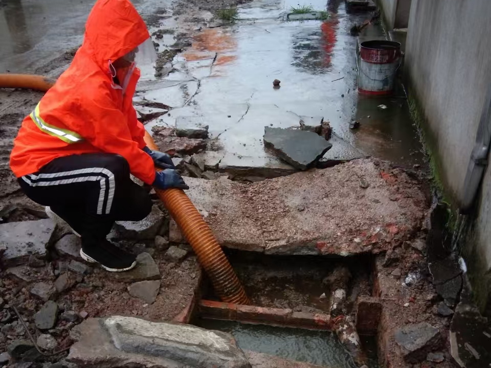 小金专业清理污水池 炜誉市政以规范流程守护城市 “肠道”