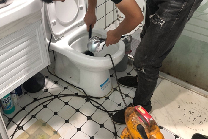 小金马桶堵塞自己疏通还是找师傅?专业上门服务让你省时更省心